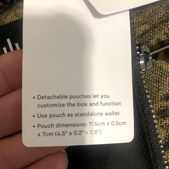 LULULEMON DUAL POUCH WRISTLET IN BLACK - Picture 10 of 10